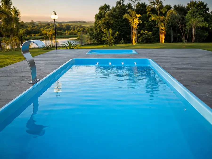 Piscina aquecida ao entardecer em Goiânia